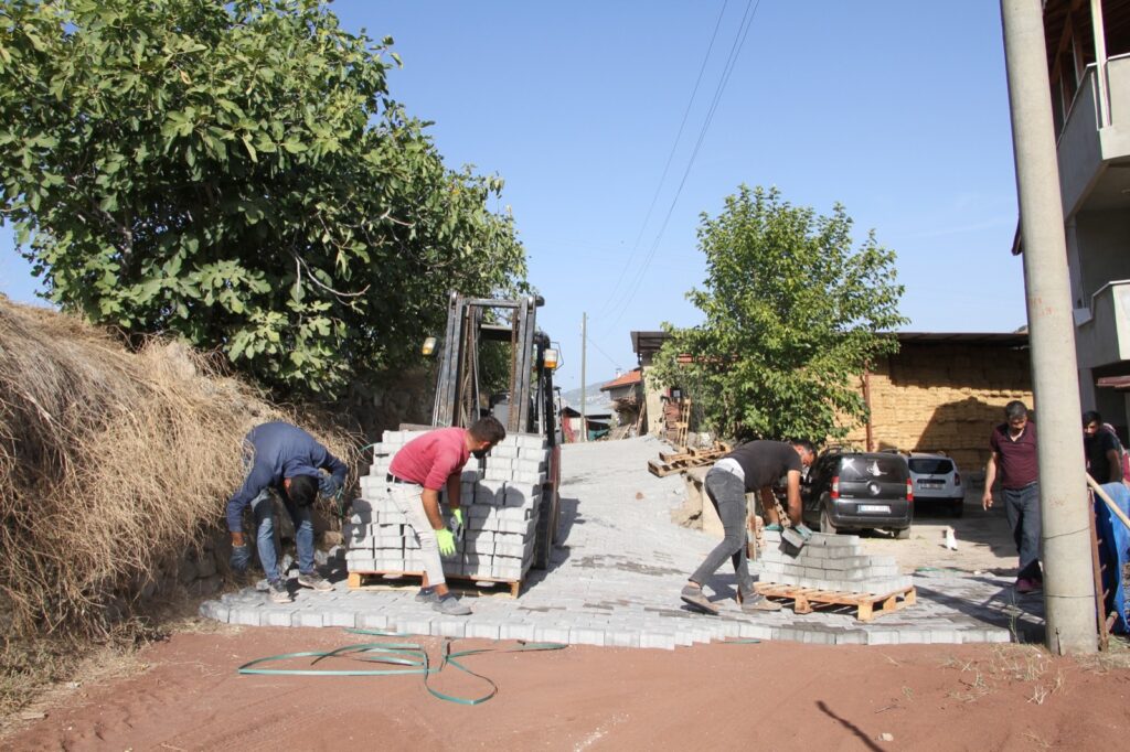 Sarnıç'ta Kilit Parke Taş Döşeme Çalışmaları Sürüyor
